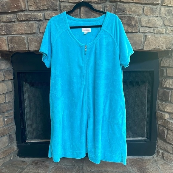 Stan Herman blue robe with front zipper and front pockets. Size XL